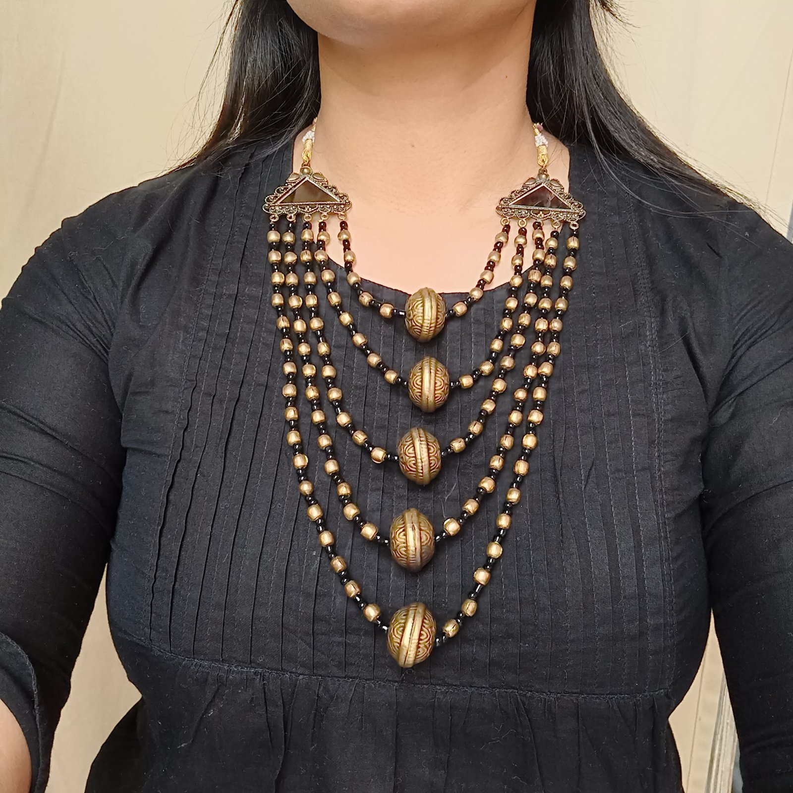 Multilayered balls Neckpiece