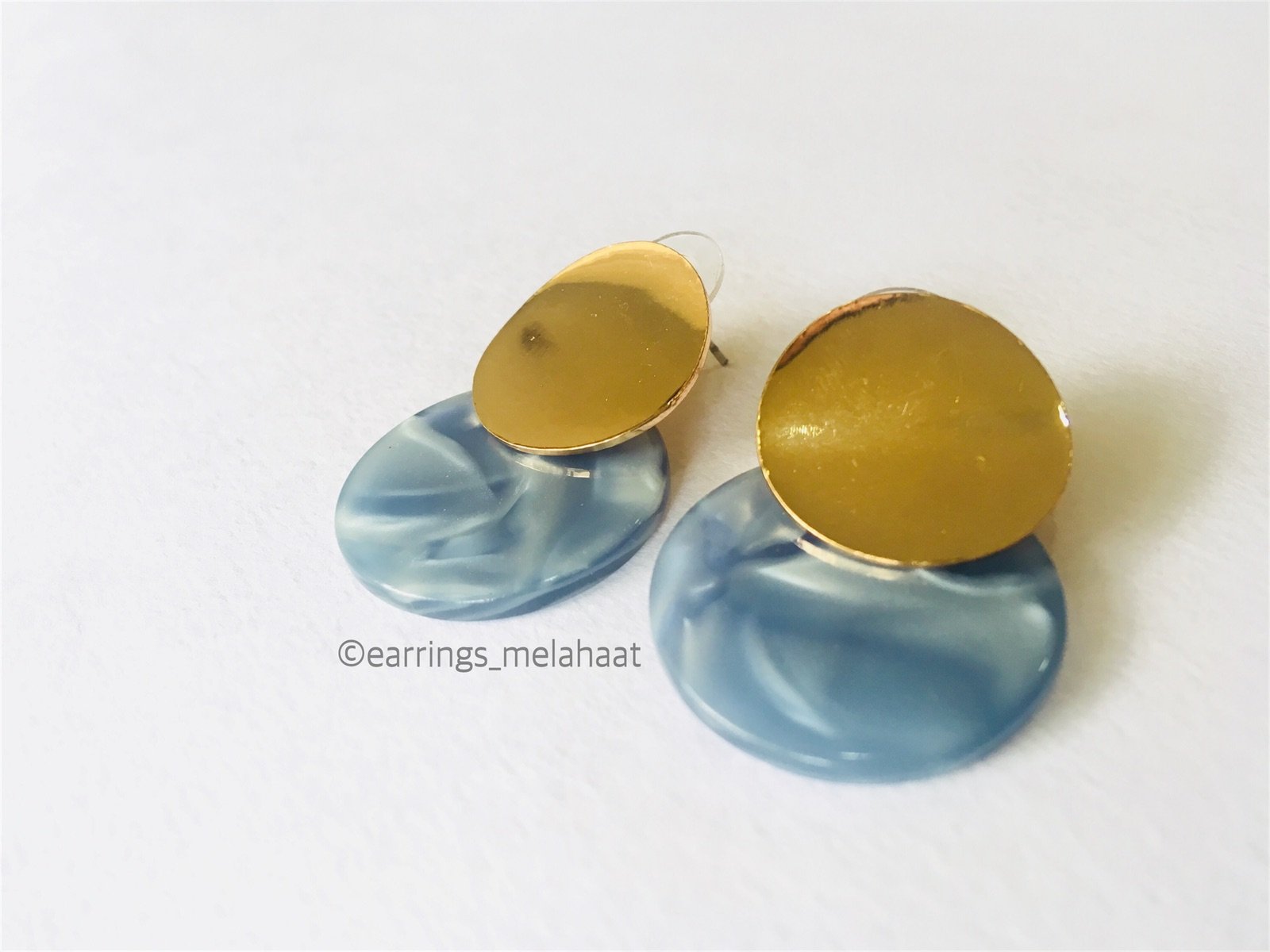 Marble look round shaped blue earrings