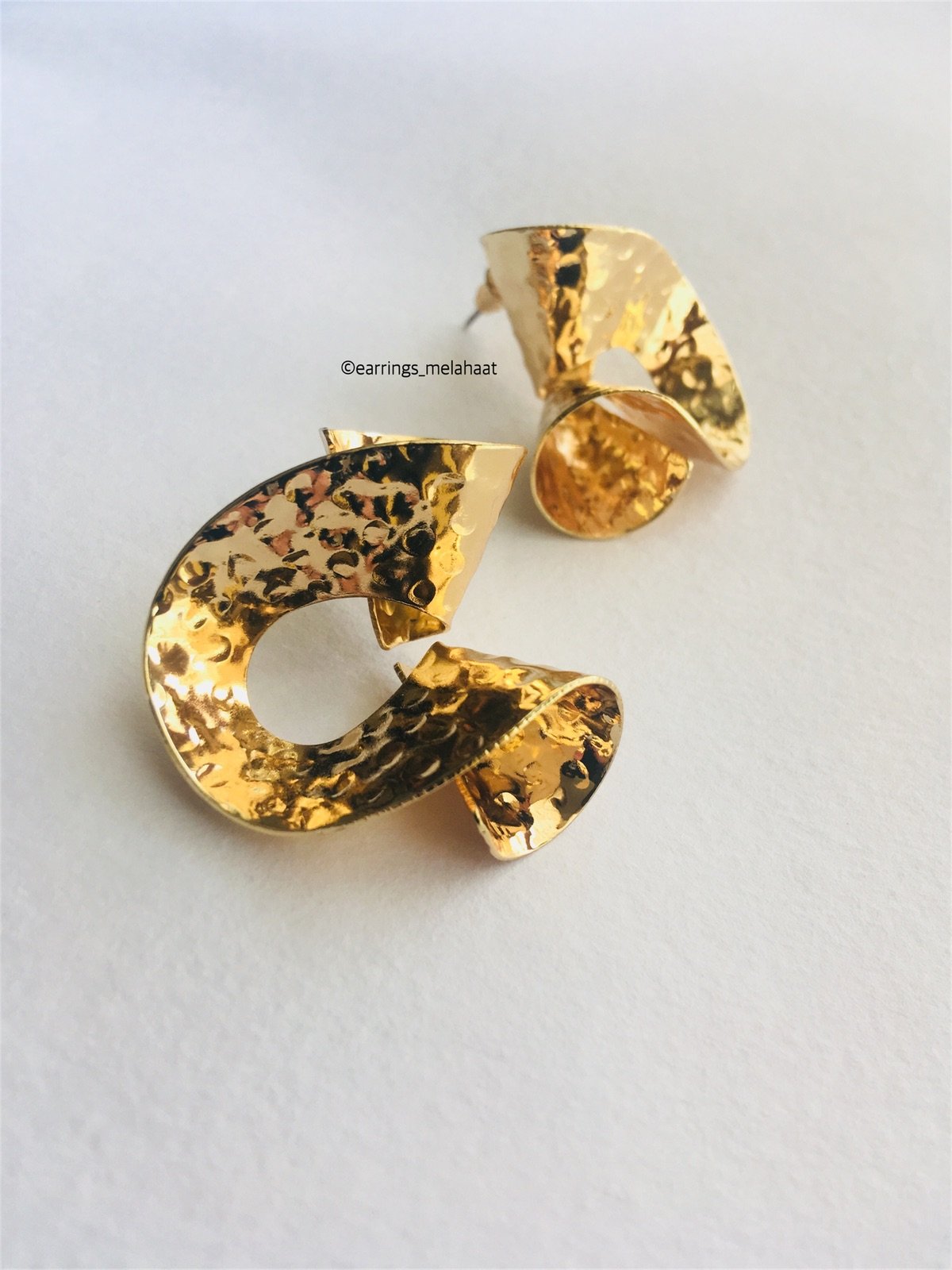 Medallion gold fashion earring